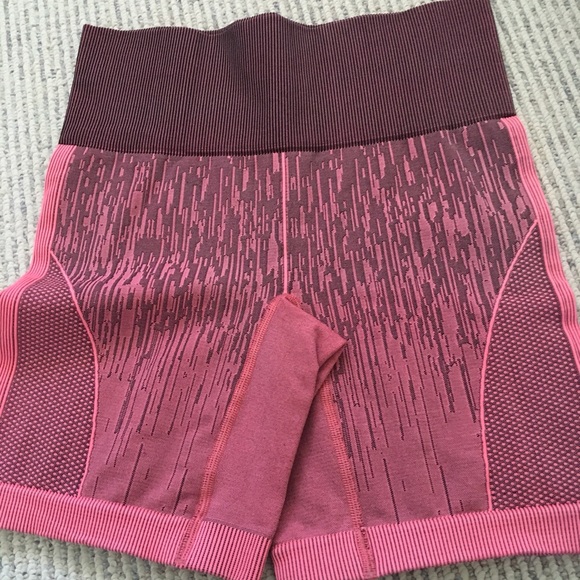 Lululemon shorts size 4 new condition 6” inseam - Picture 3 of 4